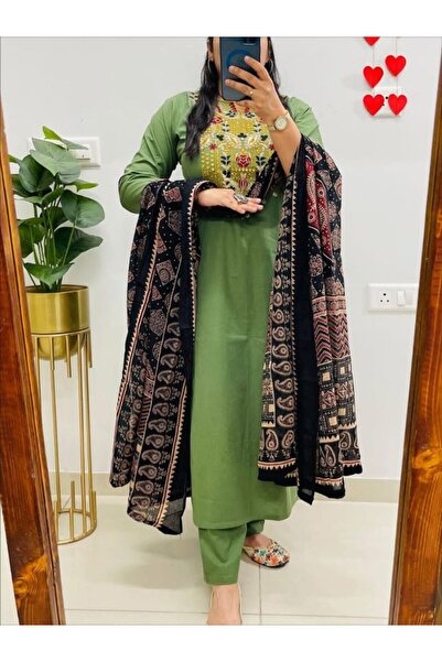 Genaric Women’s Elegant Embroidered Kurta Set with Dupatta – 3/4 Sleeve Ethni...