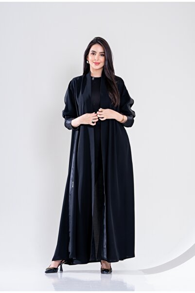 Al Afnan Boutique An elegant abaya made of crepe fabric with a distinctive to...