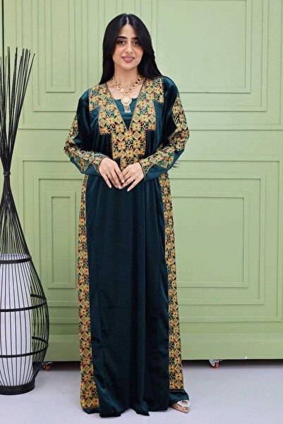 BS جلابية تراثية بتصميم مستوحى من الهوية العربية الأصيلة، تجمع بين جمال التطر...