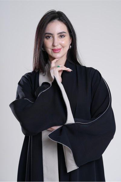 Al Afnan Boutique A distinctive abaya made of black crepe fabric with an eleg...