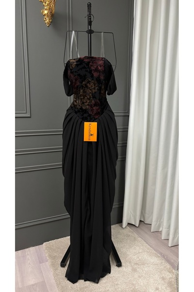 Kendallksa A luxurious black evening gown with a floral corset design and flo...