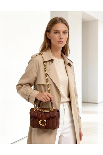 Coachbe Coffee-colored quilted chain bag with gold C-clasp design – elegant a...