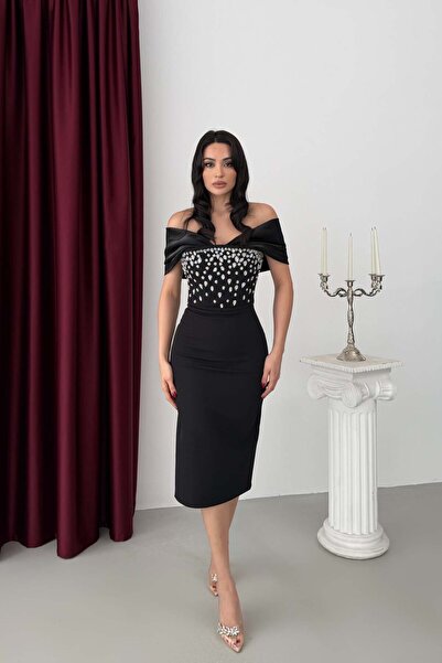 Serica Moda Μαύρο βραδινό φόρεμα μίντι με λαιμόκοψη καγιόκ με πέτρινη κεντητι...