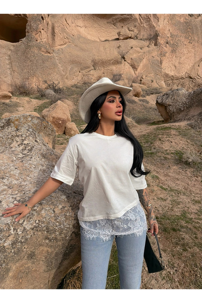 kırmızı butiks Λευκό Μπλουζάκι με Διακοσμητικές Δαντέλες και Λεπτές Λεπτομέρειες