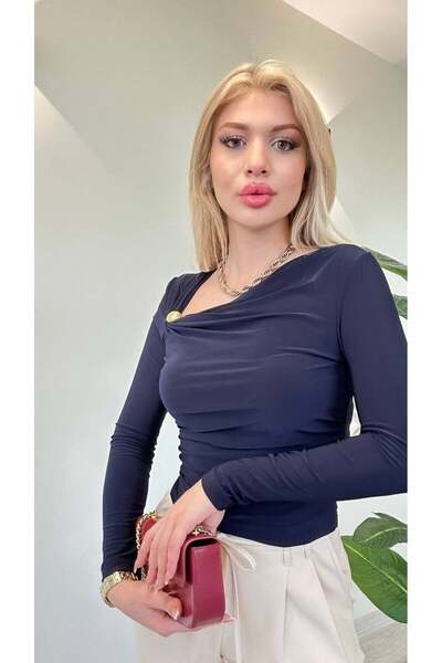 BY GÜLŞAH GÜL Altın Aksesuar Detaylı Asimetrik Yaka Likralı Bluz-Lacivert