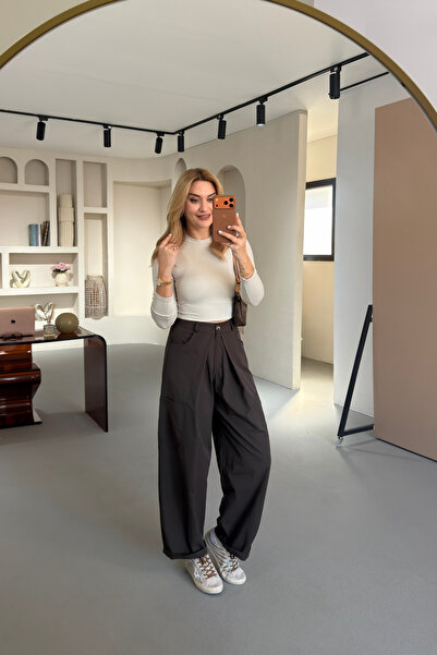 Sezgi Tekin Pantaloni maro plisați cu detaliu buzunar