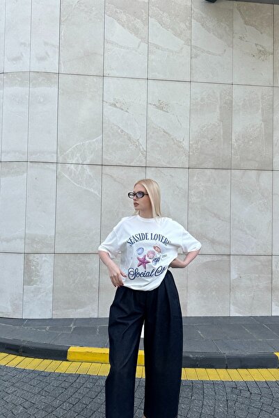 lizge giyim تيشيرت بياقة دائرية مع تفاصيل مطرزة