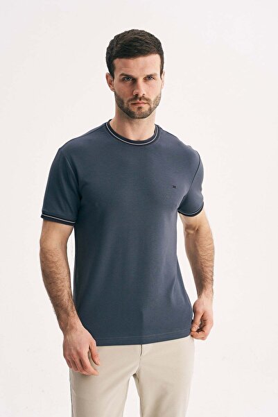 SILVANO تي شيرت رجالي أزرق اللون برقبة دائرية وتفاصيل خطوط على الأكمام من قصة...