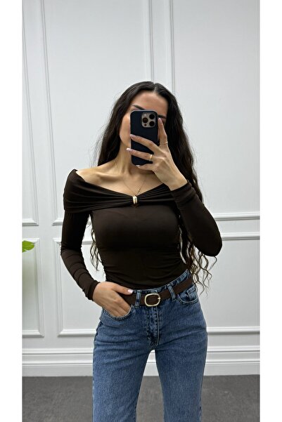 CurcunaShop Open Shoulder Brooch Detailed Blouse