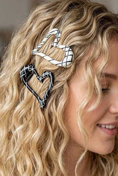 CAŞ DEKORASYON Crno-bela bočna kopča u obliku srca