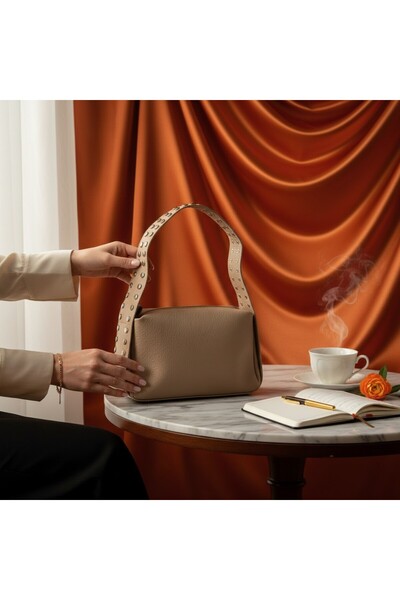 FURMELİA WOMAN Premium Krem Kadın Çantası Metal Detaylı– Geniş Saplı Modern Ş...