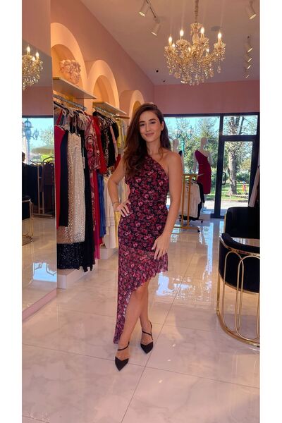 Hatice Altıntaş ÇİÇEK DESENLİ TEK OMUZ ASİMETRİK KESİM ELBİSE