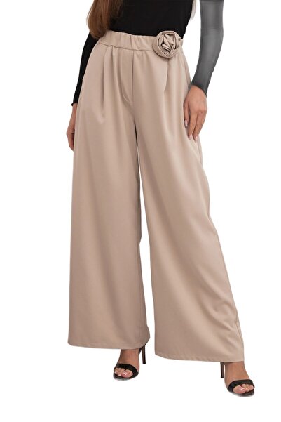 Kesi Pantaloni eleganți de damă bej, cu croi larg și floare decorativă
