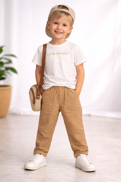 Motebarn Wear Αγορίστικο κοντομάνικο μπλουζάκι με γράμματα και μπεζ παντελόνι...