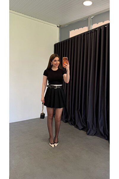 elif teke Fusta neagră cu pliuri în față și centură decorată.