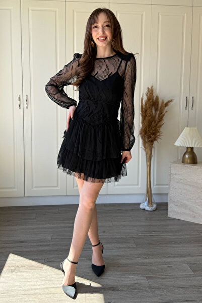 Dilay Gökoğlu Butik Dantel Detaylı Vatkalı Fırfırlı Kısa Elbise