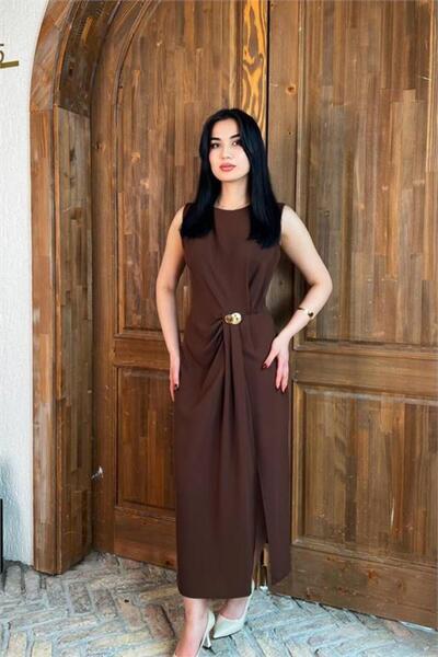 Neşeli Butik kadın kahverengi drapeli gold toka detaylı midi boy elbise NBMY3892