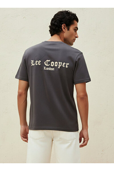 Lee Cooper تيشيرت رجالي بقصة عادية، ياقة دائرية، أكمام قصيرة، مطبوع عليه شعار