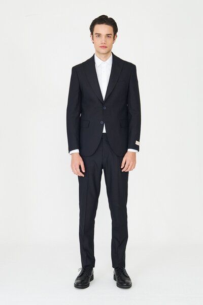 White Stone بدلة كلاسيكية ذات ياقة كلاسيكية باللون الأزرق الداكن من Thin Ç مخ...