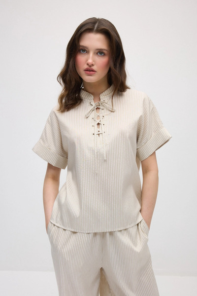 Gusto Bluză din Lyocell cu guler cu șireturi - Bej