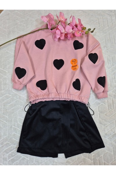 Kız Çocuk 2’li Şık Takım – Kalp Desenli Pembe Sweatshirt ve Kadife Şort Etek