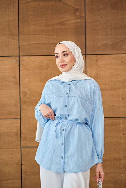 LOCCO قميص نسائي فضفاض بتفاصيل خطية باللون الأزرق الفاتح