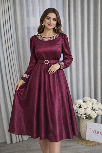 Verona فستان نسائي طويل ساتان لامع بحزام خصر وياقة مطرزة – لون خمري أنيق