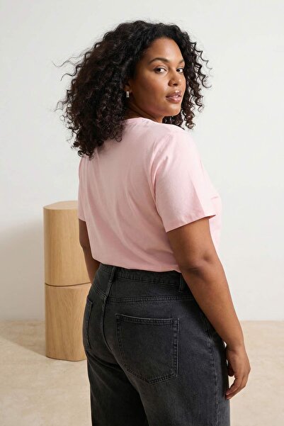 Trendyol Curve Rosafarbenes, locker geschnittenes, großes T-Shirt aus 100 % B...