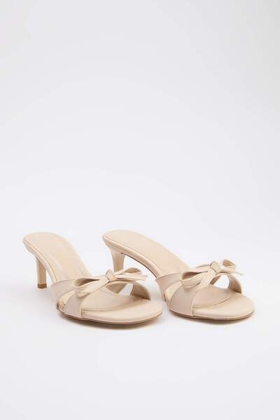 TRENDYOL SHOES Beigefarbene Damen-Hausschuhe mit Schleifendetail und runder Z...