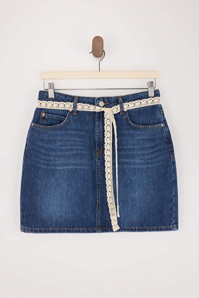 ترينديول كوليكشن تنورة جينز قصيرة باللون الأزرق للمراهقات مع حزام دانتيل متوس...