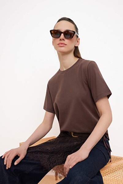 ترينديول كوليكشن تي شيرت محبوك بأكمام قصيرة باللون البني الداكن مقاس عادي/عاد...