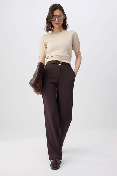 Trendyol Collection Dunkelbraune Hose mit weitem Bein und Bootcut-Schnitt aus...