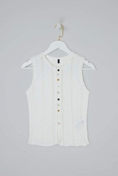 ترينديول كوليكشن بلوزة تريكو رفيعة بتفاصيل أزرار تلتف حول الجسم من إكرو TWOSS...