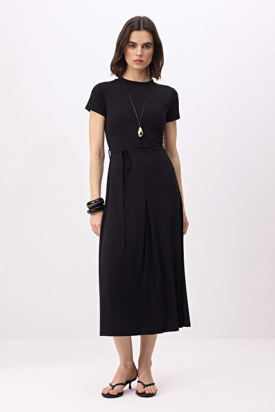 Trendyol Collection Μαύρο φόρεμα με ίσια κοντά μανίκια και ζώνη, πλεκτό με απ...