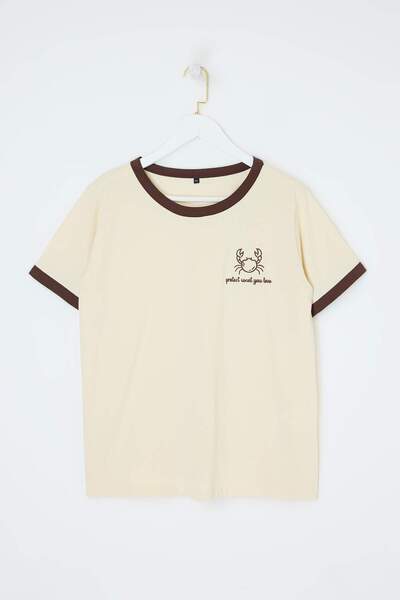 Trendyol Curve Πλεκτό μπλουζάκι μεγάλου μεγέθους από 100% βαμβάκι με κεντημέν...