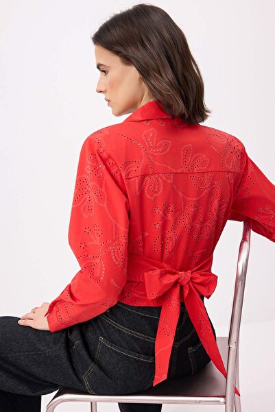 Trendyol Collection Roșu cu umeri întăriți broderie perforată Cămașă cu detal...