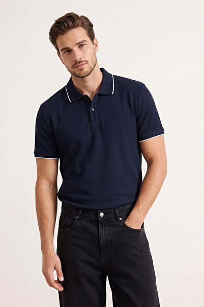 Trendyol Kollektion Marineblaues, einfarbiges T-Shirt mit normalem Polokragen...