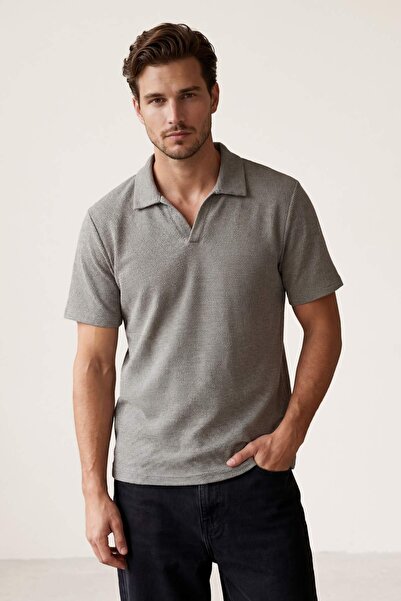 Trendyol Kollektion Khakifarbenes, strukturiertes Polo-Kragen-T-Shirt mit reg...