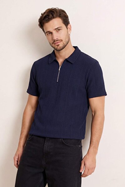 Trendyol Collection Marineblaues, strukturiertes Strick-T-Shirt mit Polokrage...