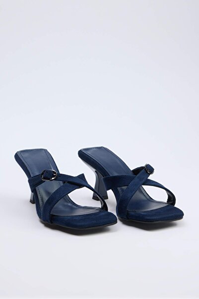 TRENDYOL SHOES Γυναικείες παντόφλες με τακούνι 7 εκ. σε μπλε ναυτικό χρώμα με...