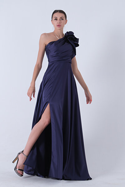 Feminist Satynowa wieczorowa sukienka z kokardą na ramionach granatowa 1302192