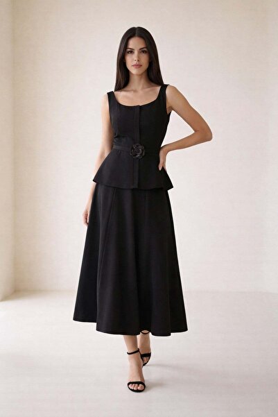 Setre Siyah Yakada Aksesuar Detaylı Kolsuz Belden Oturtmalı Balık Formlu Midi...