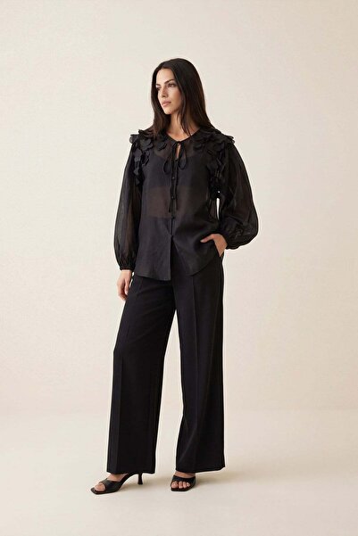 Setre Siyah Bağlama Detaylı, Omuz Fırfırlı Saten Dokulu Bluz