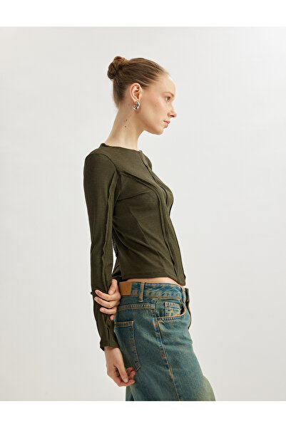 Koton تي شيرت مضلع بأكمام طويلة ورقبة قارب وأكمام طويلة