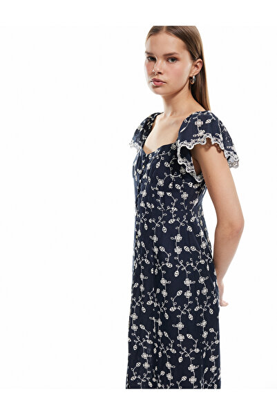 Koton Çiçekli Kayık Yaka Omzu Açık Düğmeli Dantelli Uzun Elbise