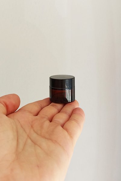 Durucam 10 ml Glass Jar Amber 10 cc Mini Cream Jar with Black Lid Brown Lip Balm 6 Pieces