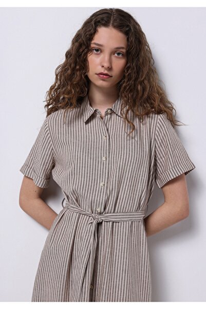 Colin's فستان بني للنساء مقاس عادي منسوج