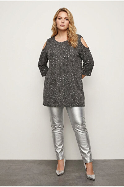 Stil Diva بلوزة كبيرة الحجم بتفاصيل مفتوحة على الكتفين منقطة بنصف أكمام من ال...