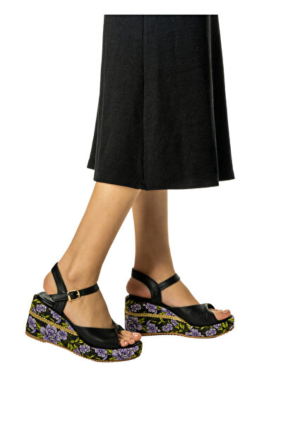 Desire حذاء بكعب ويدج بتصميم عرقي أسود