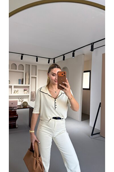 Sezgi Tekin Тъмносиня поло блуза с висока яка и екрю цвят